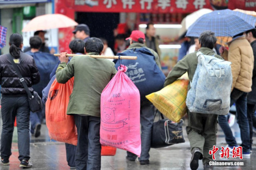 聚焦春節(jié)“恐歸族”：近鄉(xiāng)情怯，恐懼何來(lái)？(圖)